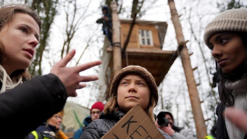 La activista ambiental Greta Thunberg (c) el 17 de enero de 2023 en Luetzerath, Alemania. EFE/ Finn Becker