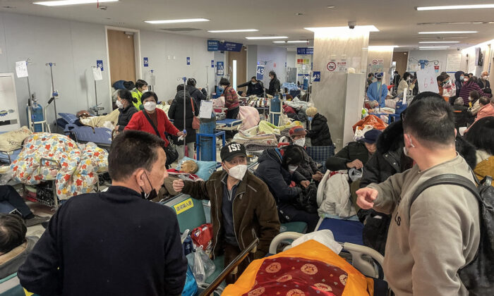 Los pacientes en camillas son atendidos en el hospital de Tongren, en Shanghai, el 3 de enero de 2023. (Hector Retamal/AFP vía Getty Images)