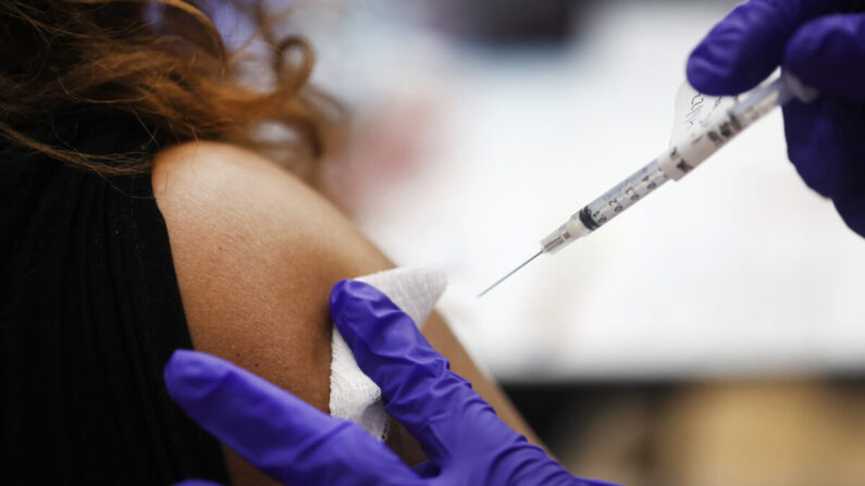 Una enfermera administra un refuerzo de la vacuna COVID-19 a una persona en un hospital de Hines, Illinois, el 1 de abril de 2022. (Scott Olson/Getty Images)