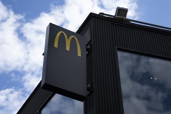 Fotografía de archivo en al que se registró un logo de la cadena de restaurantes de comida rápida McDonald's. EFE/Will Oliver
