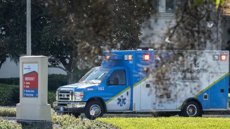 Imagen de archivo de una ambulancia. EFE/EPA/Cristobal Herrera-Ulashkevich