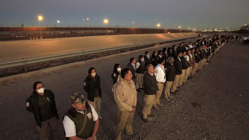 Personal del Instituto Nacional de Migración (INM) presentes el 7 de enero de 2023, para reforzar la frontera en Ciudad Juárez, Chihuahua (México). EFE/Luis Torres