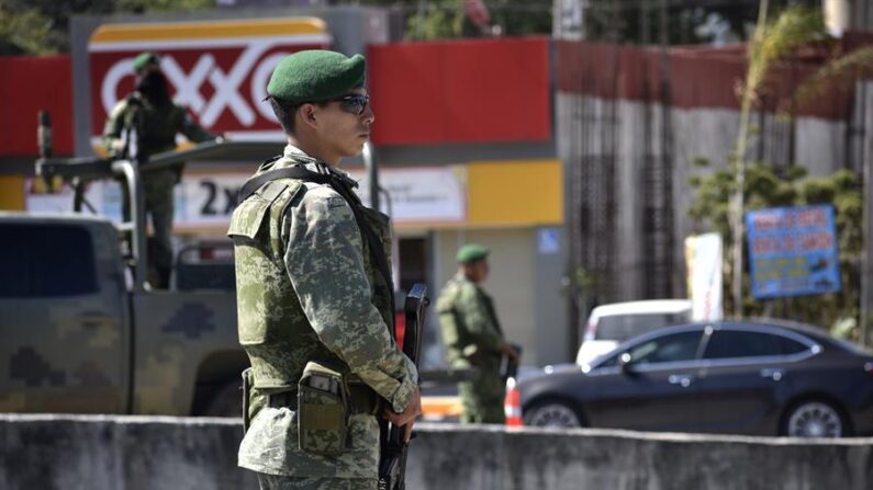 Imagen de archivo que muestra a militares montando guardia en el estado de Guerrero (México). EFE/STR