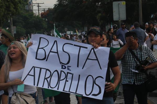 Grupos de personas participan en una protesta para pedir la libertad del gobernador opositor, Luis Fernando Camacho, en Santa Cruz (Bolivia), el 3 de enero de 2023. EFE/ Juan Carlos Torrejón
