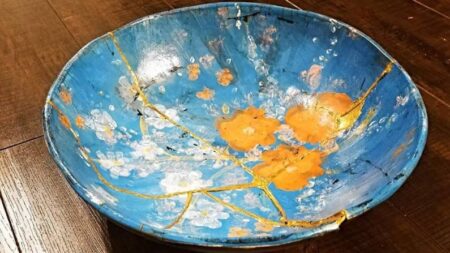Artistas japoneses reviven cerámicas rotas con oro inspirados en el Zen, dicen la rotura añade belleza