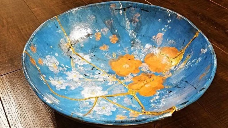 This piece uses Kintsugi: the Japanese method of repairing broken pottery with lacquer mixed with powdered gold. (Wikimedia Commons /Ruthann Hurwitz/ CC BY-SA 4.0)