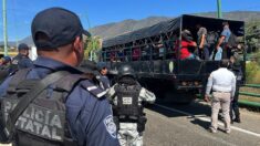 Hallan a más de 250 migrantes hacinados en un tráiler en el sur de México