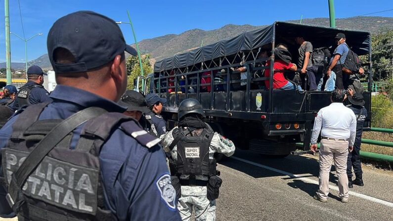 Personal de la policía estatal y de la Guardia Nacional (GN) rescatan a decenas de migrantes que viajaban en un trailer el 18 de enero de 2023, en el municipio Chiapa de Corzo, Chiapas (México). EFE/Carlos López/Archivo