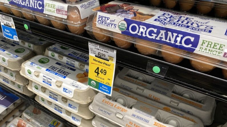 Cajas de huevos a la venta en un supermercado de McLean, Virginia, el 10 de junio de 2022. (Saul Loeb/AFP vía Getty Images)
