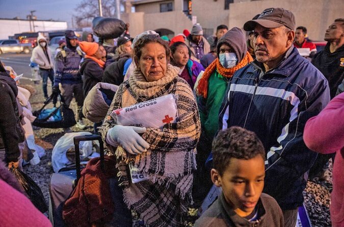 Inmigrantes ilegales esperan para entrar en un refugio en la Iglesia del Sagrado Corazón en El Paso, Texas, el 17 de diciembre de 2022. (John Moore/Getty Images)
