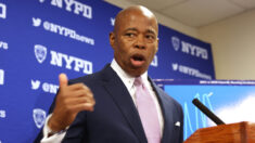 Afluencia de inmigrantes ilegales lleva a la ciudad de Nueva York a su «límite», advierte el alcalde Adams