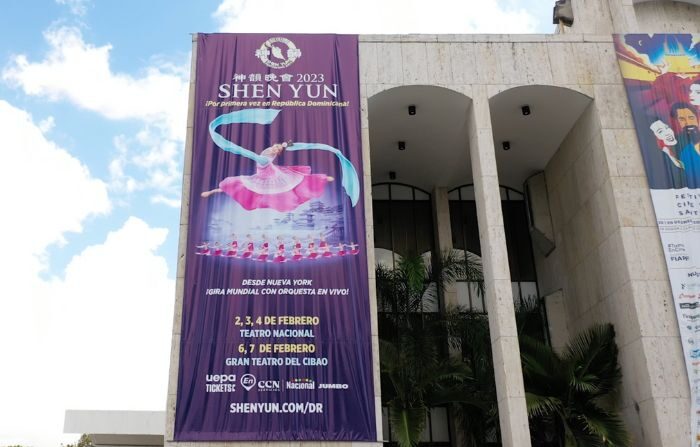 Fotografía que muestra un banner publicitario de Shen Yun Performing Arts en el Teatro Nacional Eduardo Brito. (Captura de pantalla)