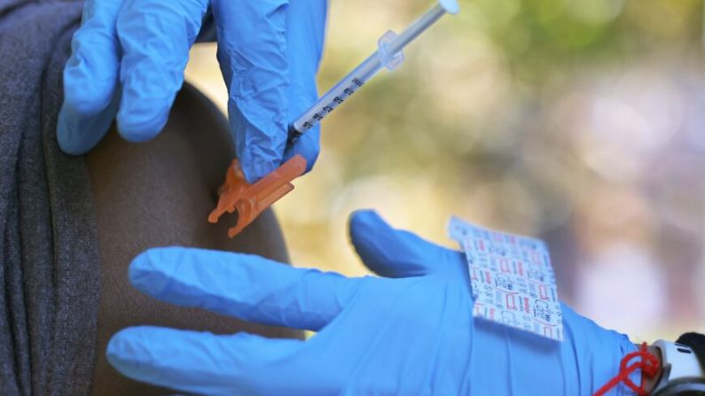 Una persona recibe la vacuna contra COVID-19 de Pfizer-BioNTech en Nueva York el 21 de octubre de 2021. (Michael M. Santiago/Getty Images)