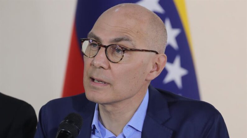 El Alto Comisionado de Derechos Humanos de ONU (Acnudh), Volker Türk, participa en una rueda de prensa en el Aeropuerto Simón Bolívar, el 28 de enero de 2023 en Caracas (Venezuela). EFE/ Miguel Gutiérrez