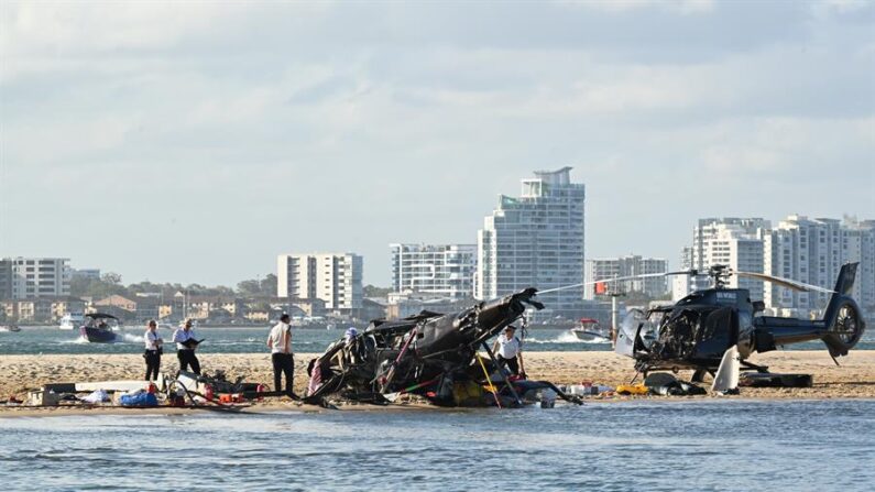 La policía inspecciona un helicóptero en el lugar de una colisión de helicópteros cerca de Seaworld, en la Costa Dorada, Australia, 02 de enero 2023. EFE/EPA/Dave Hunt Australia y Nueva Zelanda