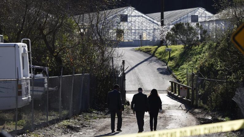 Agentes de la Oficina Federal de Investigaciones (FBI) hacen presencia en una de las dos escenas de tiroteos masivos en granjas en Half Moon Bay, California (EE.UU.), este 24 de enero de 2023. EFE/EPA/John G. Mabanglo