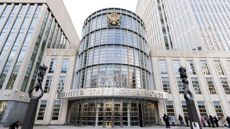 Personas ingresan a un tribunal federal donde se llevará a cabo el juicio a Genaro García Luna, exsecretario de Seguridad Pública de México, en el distrito de Brooklyn, en Nueva York (EE.UU.), este 17 de enero de 2023. EFE/EPA/Justin Lane