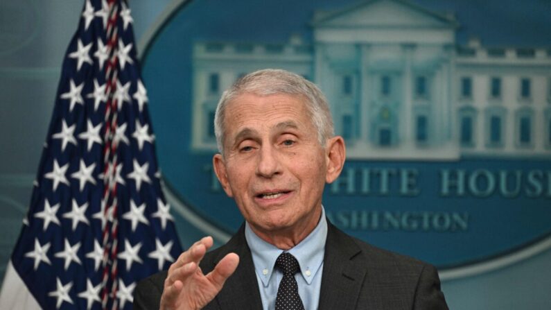 El entonces Director del Instituto Nacional de Alergias y Enfermedades Infecciosas, Dr. Anthony Fauci, habla en Washington el 22 de noviembre de 2022. (Jim Watson/AFP vía Getty Images)