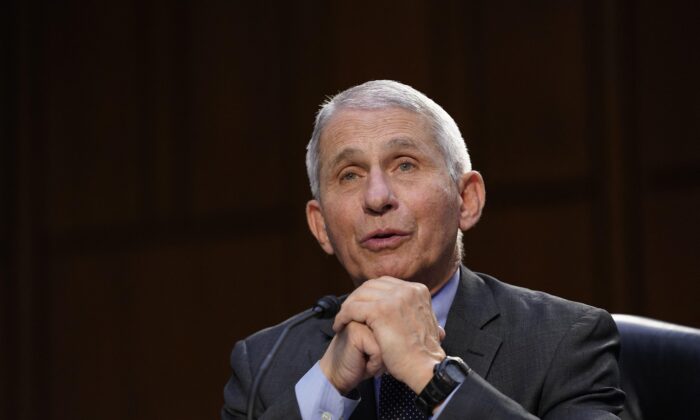 El director del NIAID, el Dr. Anthony Fauci, habla a los miembros del Congreso durante una audiencia en Washington el 18 de marzo de 2021. (Susan Walsh/Pool/AFP vía Getty Images)