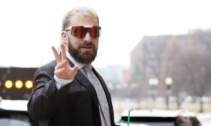 Anthime Gionet, también conocido como Baked Alaska, llega para recibir su sentencia en el E. Barrett Prettyman United States Courthouse en Washington el 10 de enero de 2023. (Alex Wong/Getty Images)