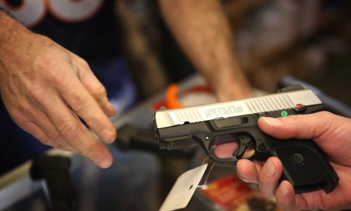 Un cliente compra una pistola en la tienda de artículos deportivos Freddie Bear Sports en Tinley Park, Illinois, el 17 de diciembre de 2012. (Scott Olson/Getty Images)