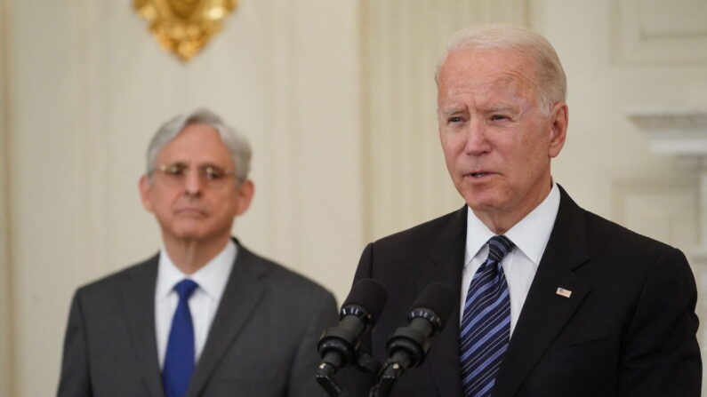 El fiscal general Merrick Garland mira mientras el Presidente Joe Biden habla sobre la prevención del crimen en la Casa Blanca en Washington, el 23 de junio de 2021. (Mandel Ngan/AFP vía Getty Images)
