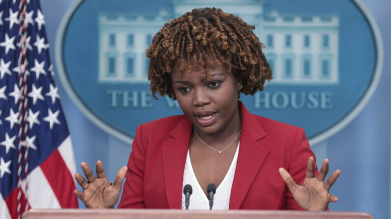 La secretaria de prensa de la Casa Blanca, Karine Jean-Pierre, habla durante una rueda de prensa diaria en la Sala de Prensa James S. Brady de la Casa Blanca en Washington, el 2 de noviembre de 2022. (Oliver Contreras/Getty Images)
