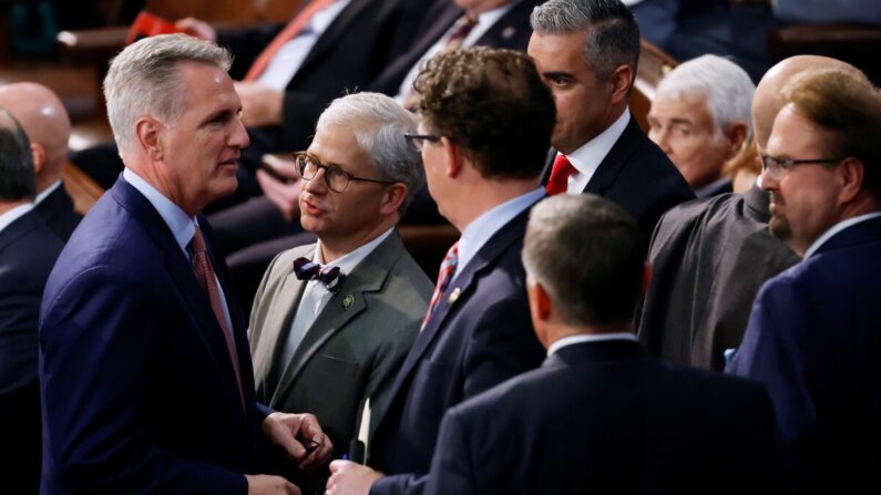 El líder de la minoría en la Cámara de Representantes, Kevin McCarthy ( R- Calif.) (izq.) habla con el representante Patrick McHenry (R-N.C.) (2do izq.) y sus compañeros republicanos entre votaciones nominales para presidente de la Cámara del 118º Congreso en la Cámara de Representantes del Capitolio de EE.UU. en Washington el 3 de enero de 2023. (Chip Somodevilla/Getty Images)