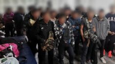 Hallan a casi 60 menores guatemaltecos hacinados en un vehículo en México