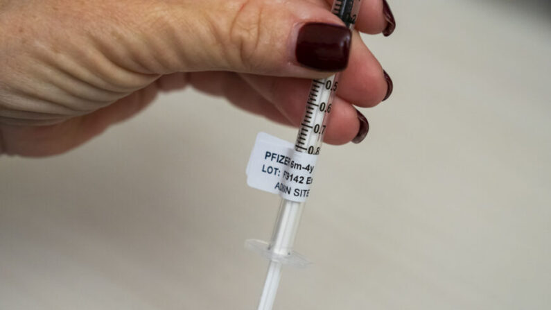 Una enfermera sostiene una jeringa que contiene una dosis de la vacuna Pfizer COVID-19 en Seattle, Washington, el 21 de junio de 2022. (David Ryder/Getty Images)