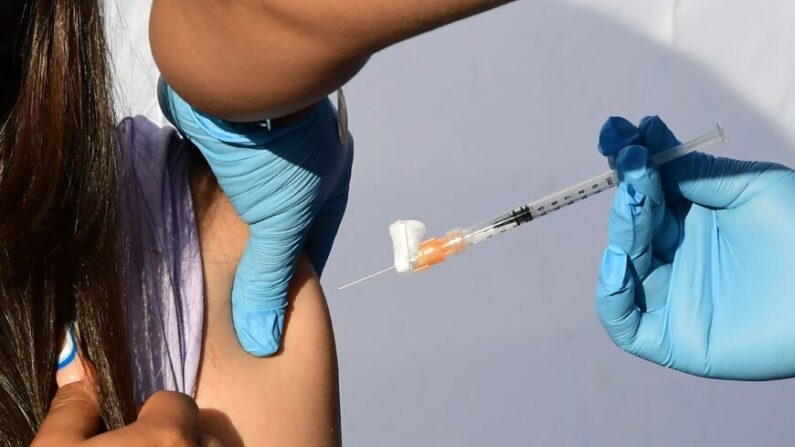 Un niño recibe una dosis de la vacuna COVID-19 de Pfizer en Los Ángeles, California, el 5 de noviembre de 2021. (Frederic J. Brown/AFP vía Getty Images)
