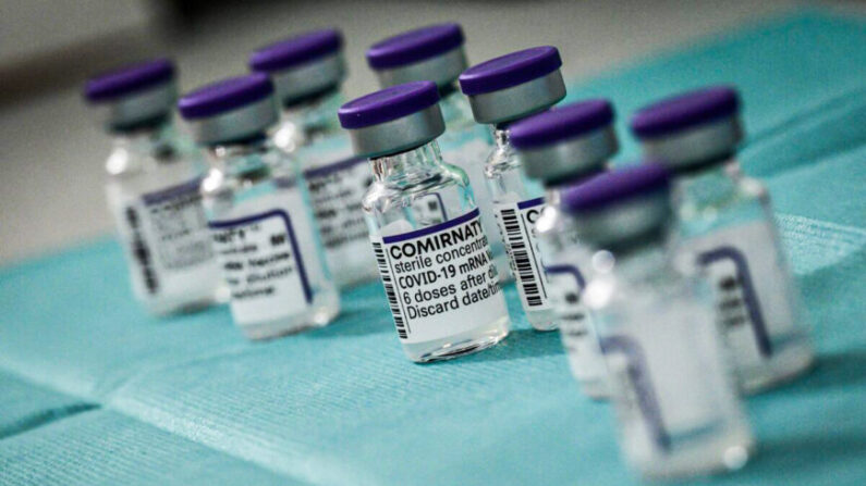 Frascos de la vacuna contra COVID-19 de Pfizer y BioNTech en Francia, el 27 de noviembre de 2021. (Jeff Pachoud/AFP vía Getty Images)