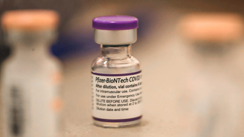 Un vial de la vacuna anti-COVID de Pfizer-BioNTech en una fotografía de archivo. (Justin Sullivan/Getty Images)

