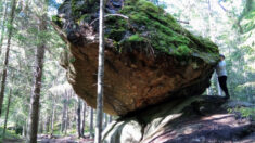 Roca finlandesa de 500 toneladas, lleva 11,000 años en equilibrio sobre otra roca