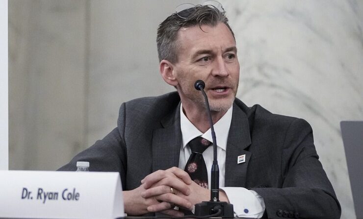 El Dr. Ryan Cole habla durante una mesa redonda sobre el COVID-19 en Capitol Hill, Washington, el 24 de enero de 2022. (Drew Angerer/Getty Images)
