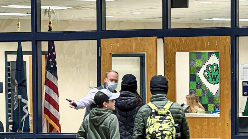El director William Shipp abre la puerta para dirigir a los estudiantes sin mascarillas a la oficina principal de Woodgrove High School en Purcellville, Virginia, el 2 de febrero de 2022. (Cortesía de Erin Thomas)
