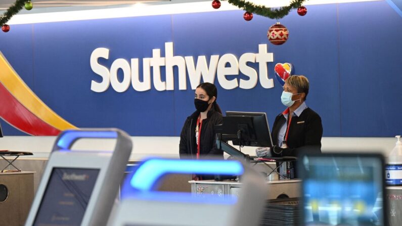 Personal de Southwest Airlines atiende el mostrador en la zona de facturación, en el Aeropuerto Internacional de Los Ángeles en Los Ángeles, el 28 de diciembre de 2022.(Robyn Beck/AFP via Getty Images)
