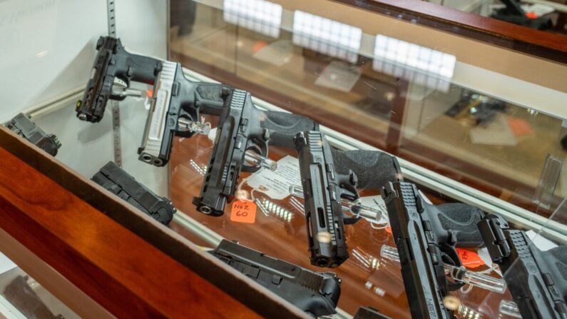 Armas de mano en una tienda de Houston, Texas, el 9 de septiembre de 2022. (Brandon Bell/Getty Images)
