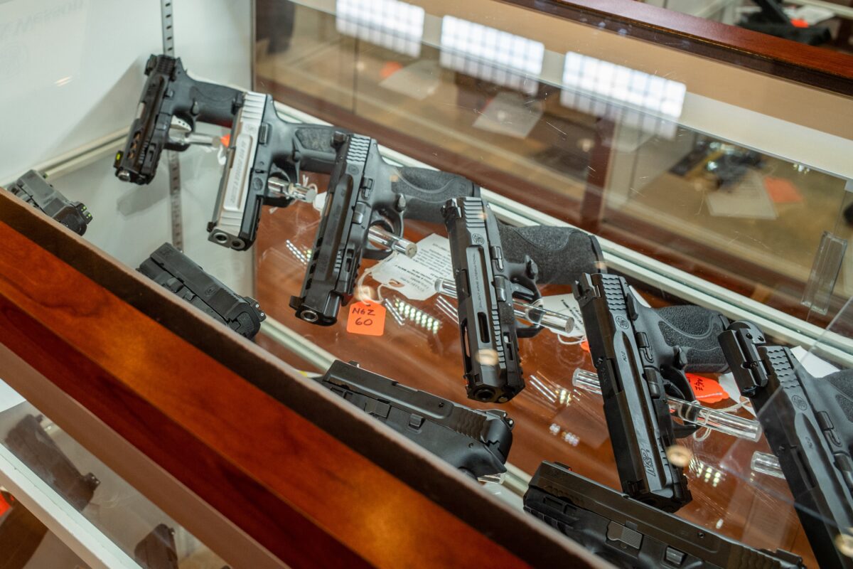 Departamento de Policía de Texas deja de aplicar prohibición de portar armas a jóvenes de 18-20 años