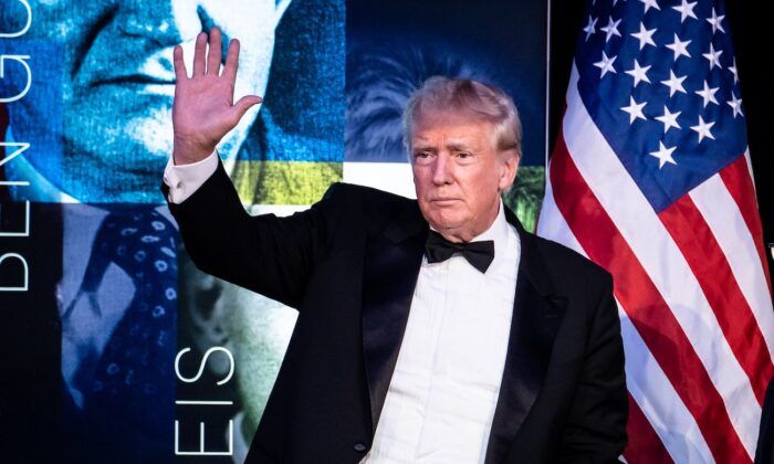 El expresidente Donald Trump habla en la Gala de 2022 de Superestrellas de la Organización Sionista de América después de recibir el Medallón Theodor Herzl de la ZOA, en el Muelle Sesenta de la ciudad de Nueva York, el 13 de noviembre de 2022. (Samira Bouaou/The Epoch Times)

