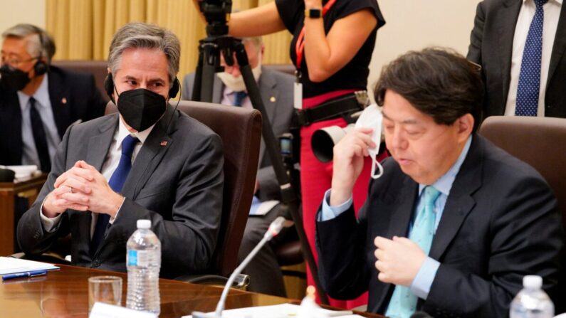 El secretario de Estado de EE.UU., Antony Blinken (izq.), escucha mientras el ministro de Asuntos Exteriores de Japón, Yoshimasa Hayashi (der.), pronuncia el discurso de apertura durante una reunión de ministros de Asuntos Exteriores del Diálogo Cuadrilateral de Seguridad (Quad) en Melbourne, Australia, el 11 de febrero de 2022. (Sandra Sanders/POOL/AFP vía Getty Images)
