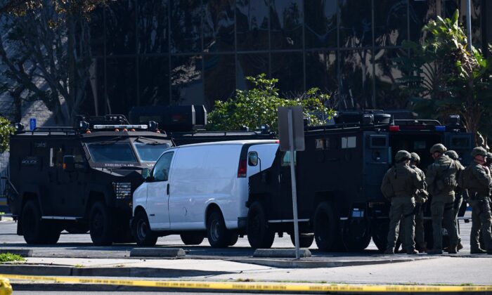 Personal policial fuera del sitio en Torrance, California, donde se cree que el presunto sospechoso del tiroteo masivo en el que murieron 10 personas en Monterey Park, California, se escondió el 22 de enero de 2023. (Robyn Beck/AFP a través de Getty Images)
