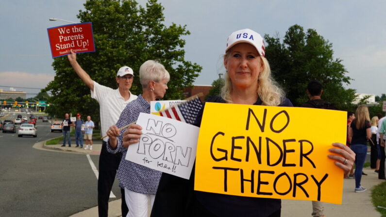 Jean Ballard protesta contra la política protransexual del consejo escolar del condado de Fairfax frente a la Luther Jackson Middle School en Falls Church, Virginia, el 16 de junio de 2022. (Terri Wu/The Epoch Times)
