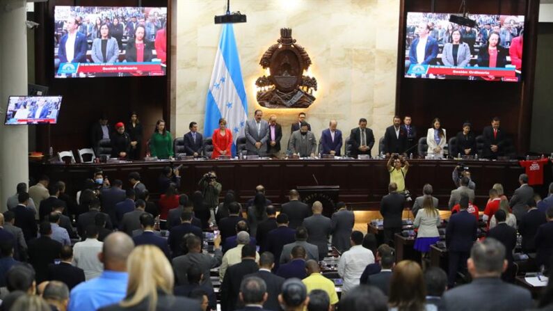 Integrantes del Congreso Nacional de Honduras participan en la sesión de elección de los nuevos magistrados de Corte Suprema de Justicia, en Tegucigalpa (Honduras), el 16 de febrero de 2023. EFE/ Gustavo Amador
