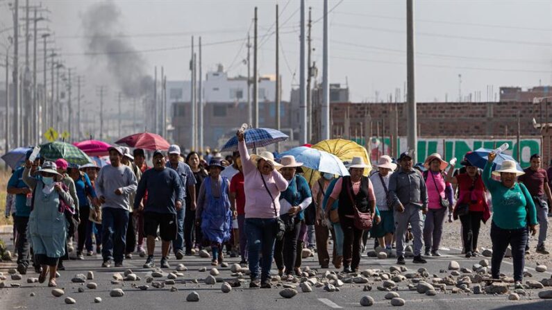 Un grupo de personas protestan en la ciudad de Tacna (Perú), en una fotografía de archivo. EFE/ Rafael Arancibia