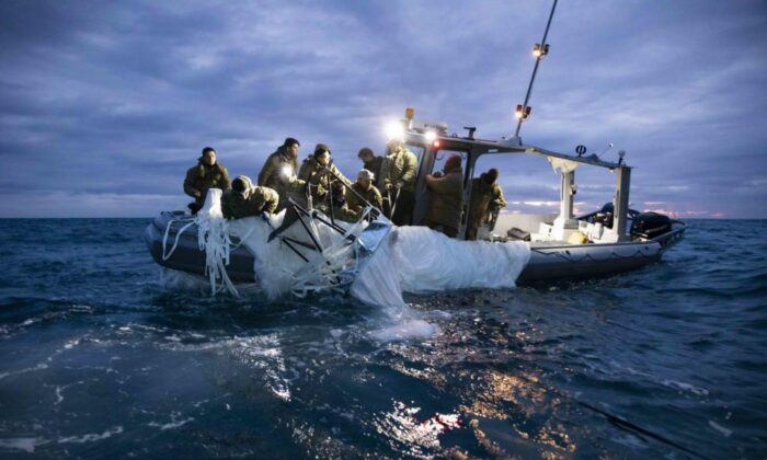 Marineros asignados al Explosive Ordnance Disposal Group 2 son vistos trabajando para recuperar el globo chino cerca de la costa de Carolina del Sur el 5 de febrero de 2023. (Foto de la Marina de los EE.UU. por el Especialista en Comunicación de Masas de 1ª Clase Tyler Thompson