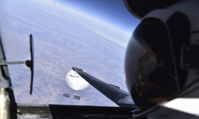Un piloto de la Fuerza Aérea de EE. UU. mira un globo de vigilancia chino mientras sobrevuela el centro continental de Estados Unidos, el 3 de febrero de 2023. (Cortesía del Departamento de Defensa)
