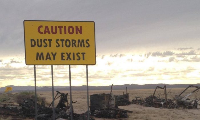 Una señal de advertencia de tormenta de polvo por la Interestatal 10 en Nuevo México, Estados Unidos. (Policía Estatal de Nuevo México)