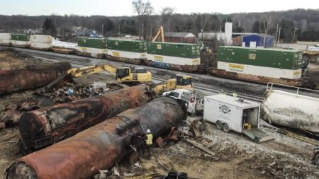 EPA exige a Norfolk Southern más pruebas de dioxinas tras el descarrilamiento del tren en Ohio