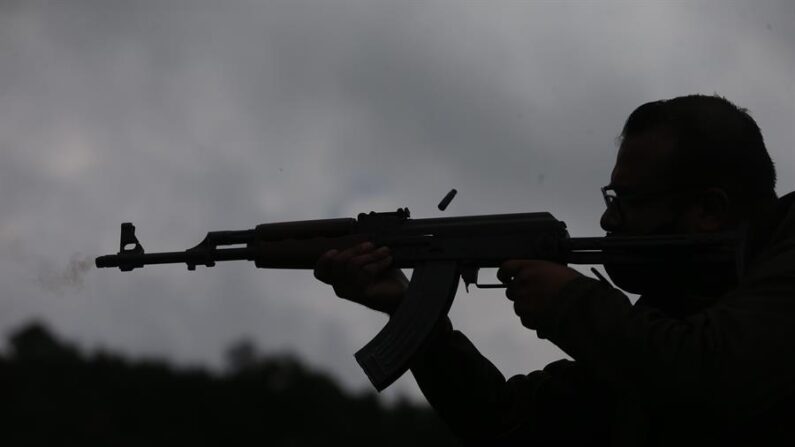 Un hombre dispara un arma de alto calibre. Imagen de archivo. EFE/ Sáshenka Gutiérrez